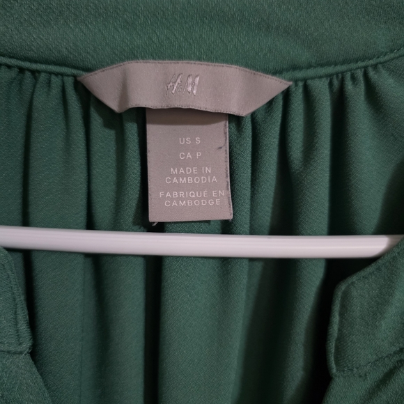 H&M Forest Green Sleeveless Blouse - Picture 2 of 3
